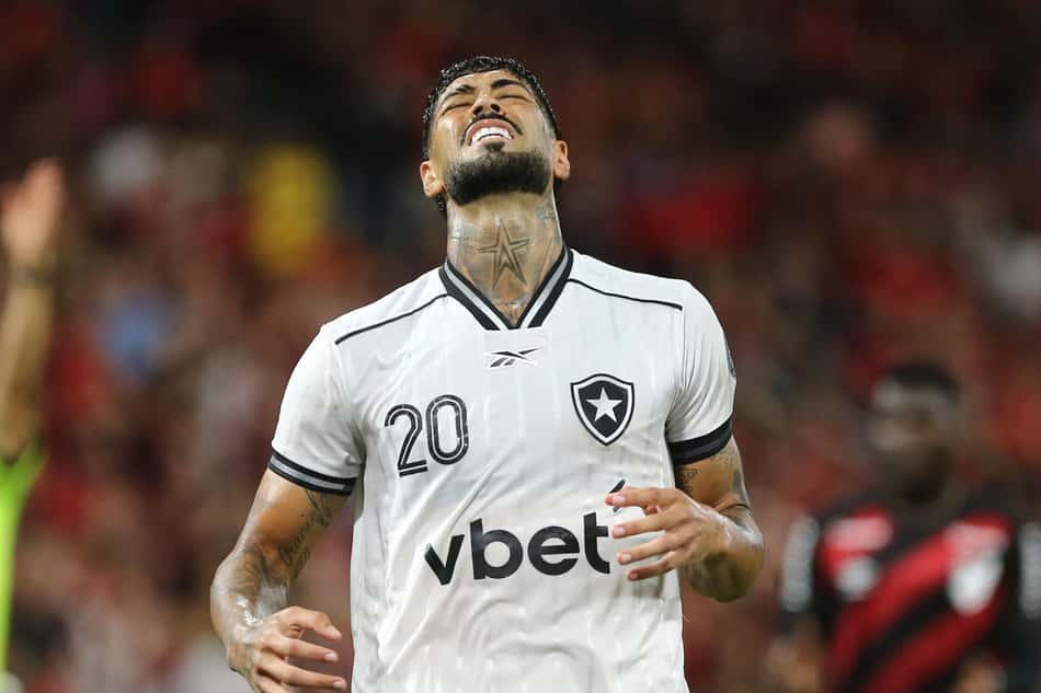Alexander Barboza é um dos líderes do elenco do Botafogo (Foto: Geraldo Bubniak/AGB/GazetaPress)
