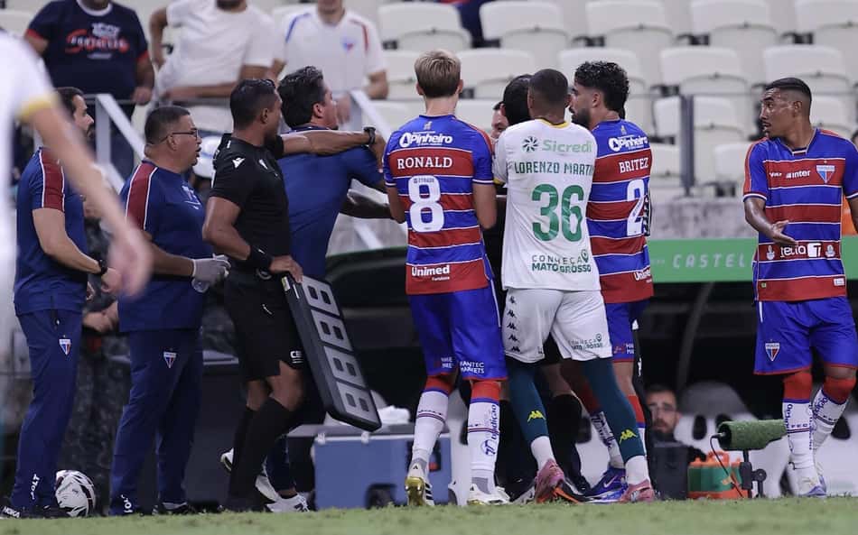 Partida da Série B é marcada por agressões entre os técnicos; veja vídeo