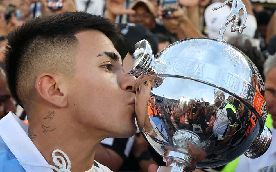 Thiago Almada e o troféu da Libertadores do Botafogo (Foto: Vítor Silva/Botafogo)
