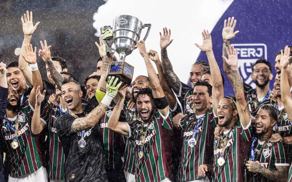 Martinelli com o trófeu da Taça Guanabara (Foto: Leonardo Brasil/Fluminense)