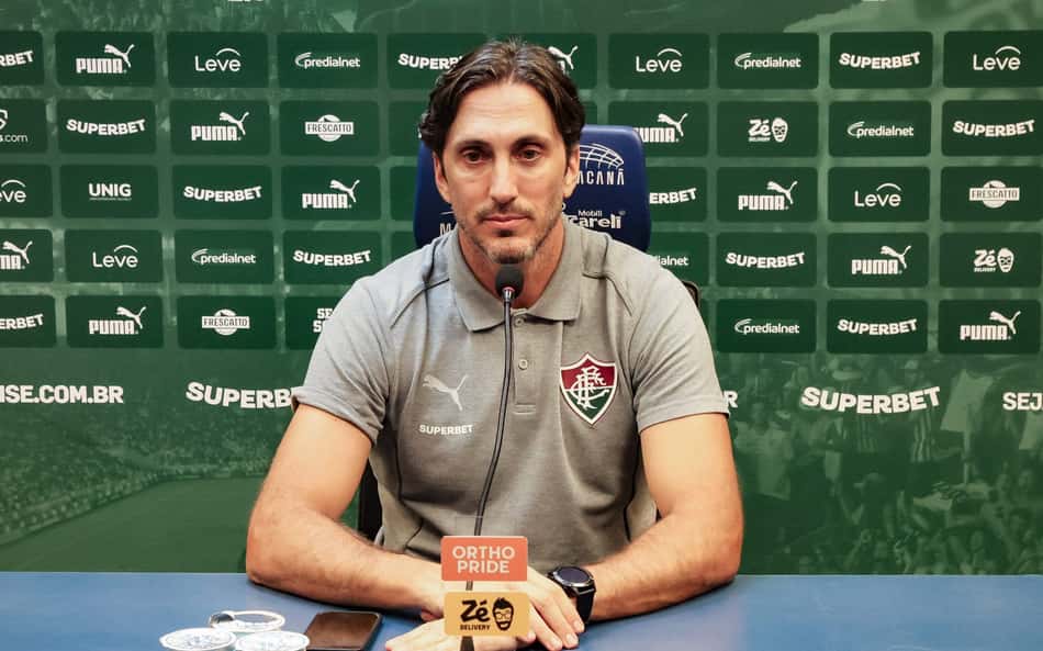 Zubeldía em entrevista coletiva (Foto: Marcelo Gonçalves/ Fluminense FC)