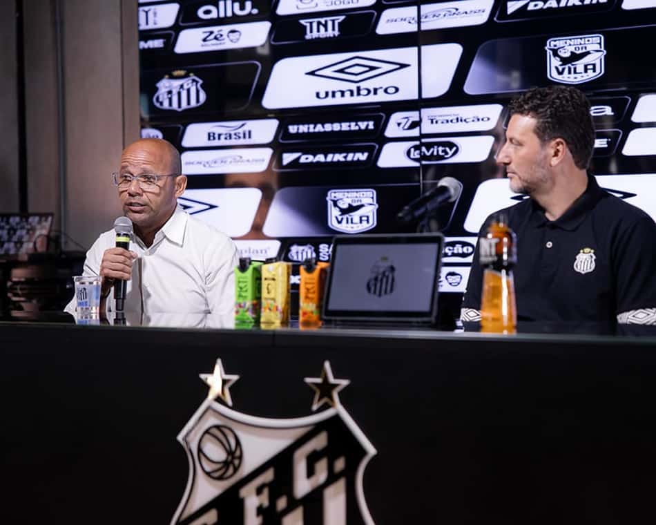 Léo Bastos ao lado de Elano no CT Rei Pelé. (Foto: Raul Baretta/ Santos FC)