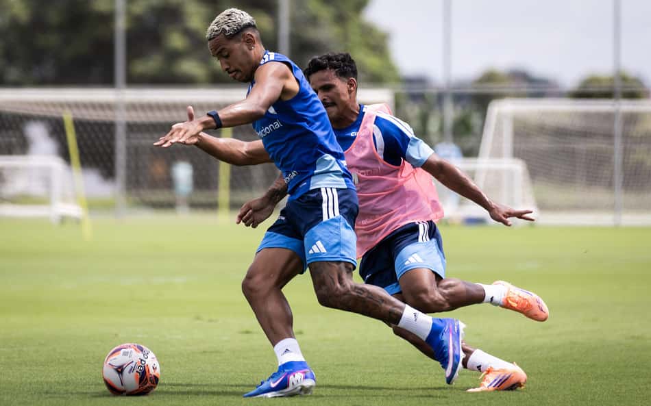 Trio faz atividade parcial no Cruzeiro, e zagueiro volta a treinar integralmente