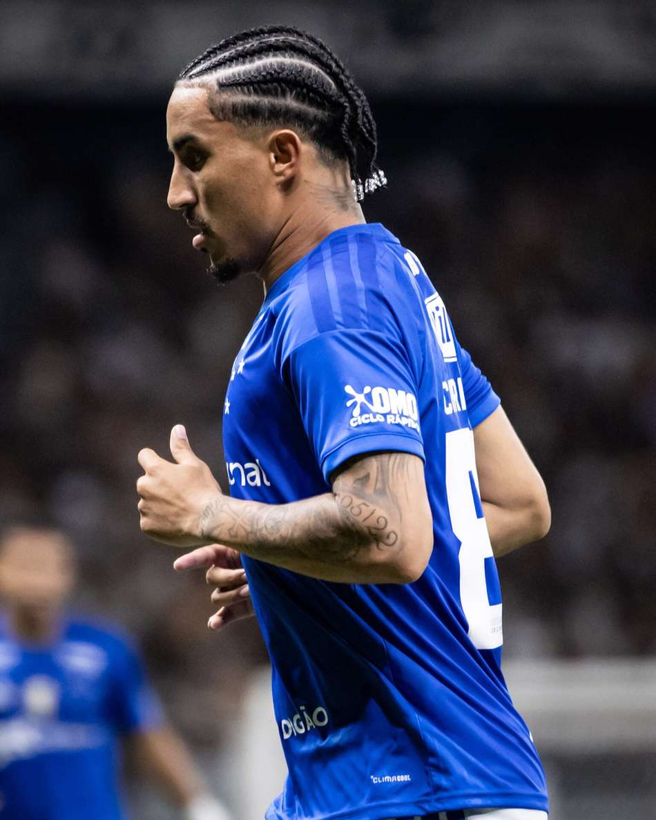Christian em ação com a camisa do Cruzeiro