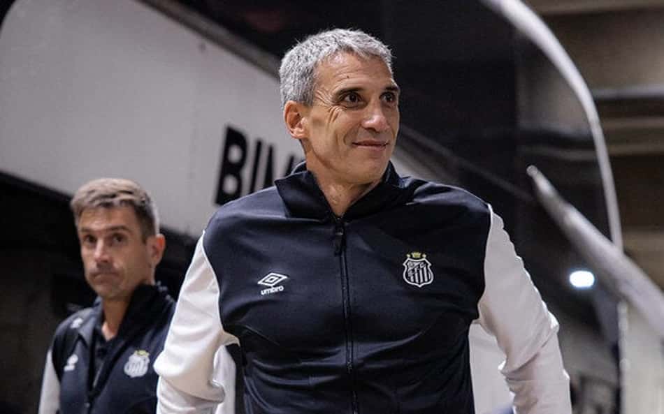 Vojvoda acumula 10 vitórias em 31 jogos com a camisa do Santos. (Foto: Raul Baretta/ Santos FC)