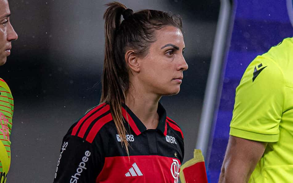 Capitã do Flamengo critica atraso da arbitragem no Brasileirão Feminino: 'Falta de respeito'