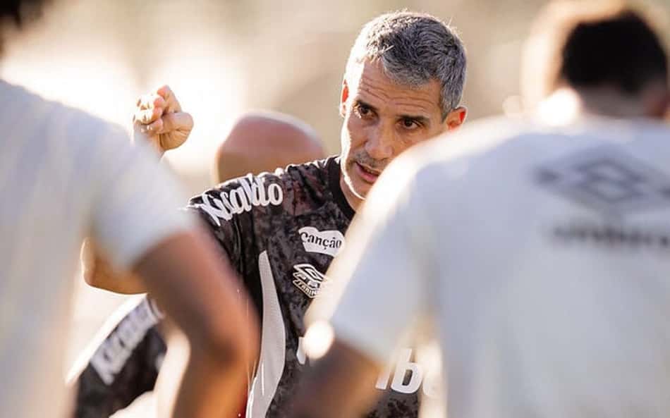 Vojvoda deve mudar esquema tático do Santos para duelo contra Internacional
