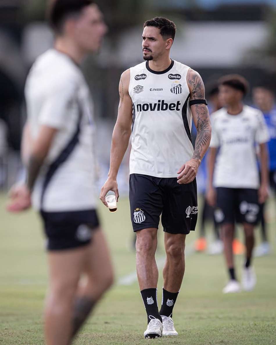 Lucas Veríssimo durante treino do Santos no CT Rei Pelé. (Foto: Raul Baretta/ Santos FC)