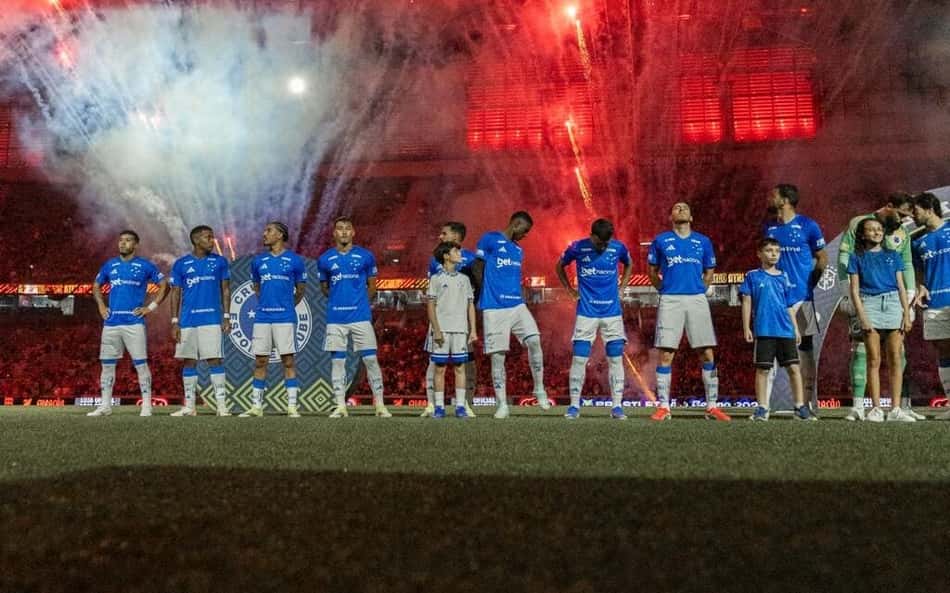 Athletico-PR e Cruzeiro, na Arena da Baixada (Fotos: Igor Barrankievicz e Du Caneppele/Cruzeiro)