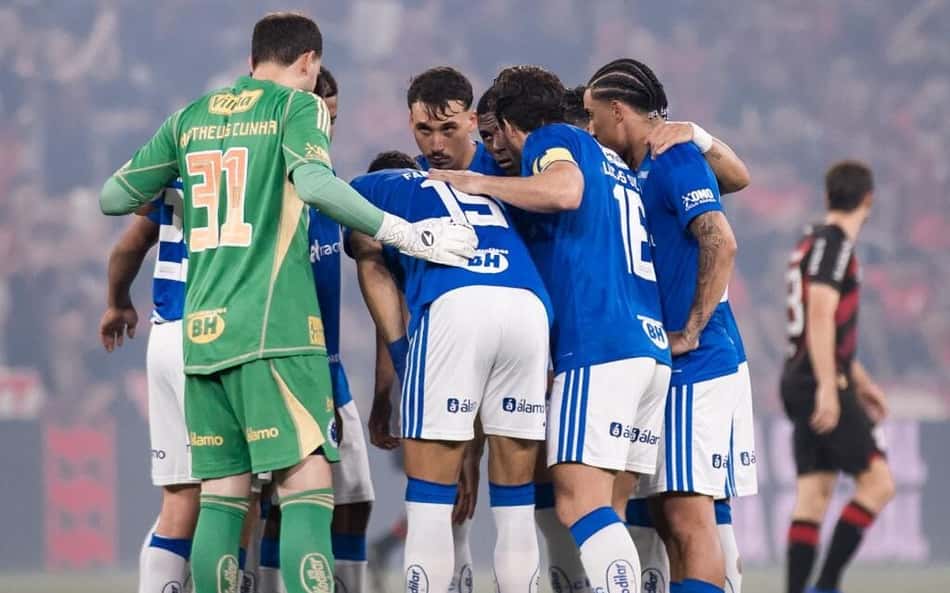 Athletico-PR e Cruzeiro, na Arena da Baixada (Fotos: Igor Barrankievicz e Du Caneppele/Cruzeiro)