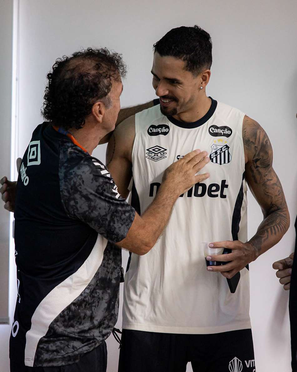 Cuca reencontra Lucas Veríssimo no CT Rei Pelé. (Foto: Raul Baretta/ Santos FC)