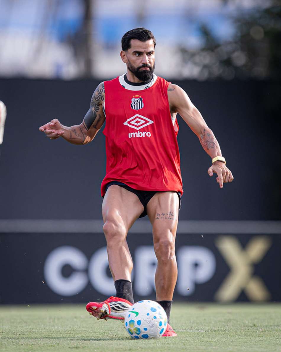 Tomás Rincón durante treino do Santos no CT Rei Pelé. (Foto: Raul Baretta/ Santos FC)