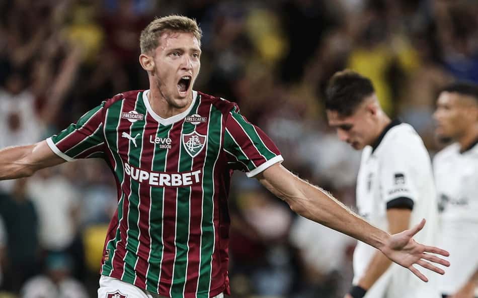 Castillo comenta disputa nos treinos do Fluminense com Fábio: 'Desde criança'