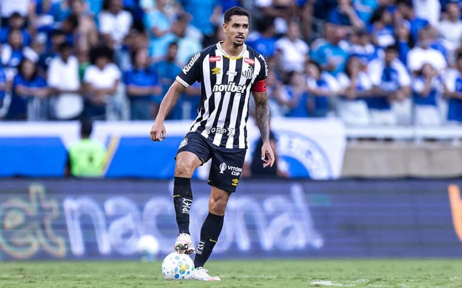 Lucas Veríssimo celebra reestreia como capitão do Santos: 'Orgulho e honra'
