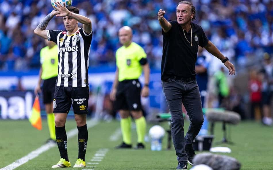Defesa fragilizada vira prioridade para Cuca no início de trabalho no Santos