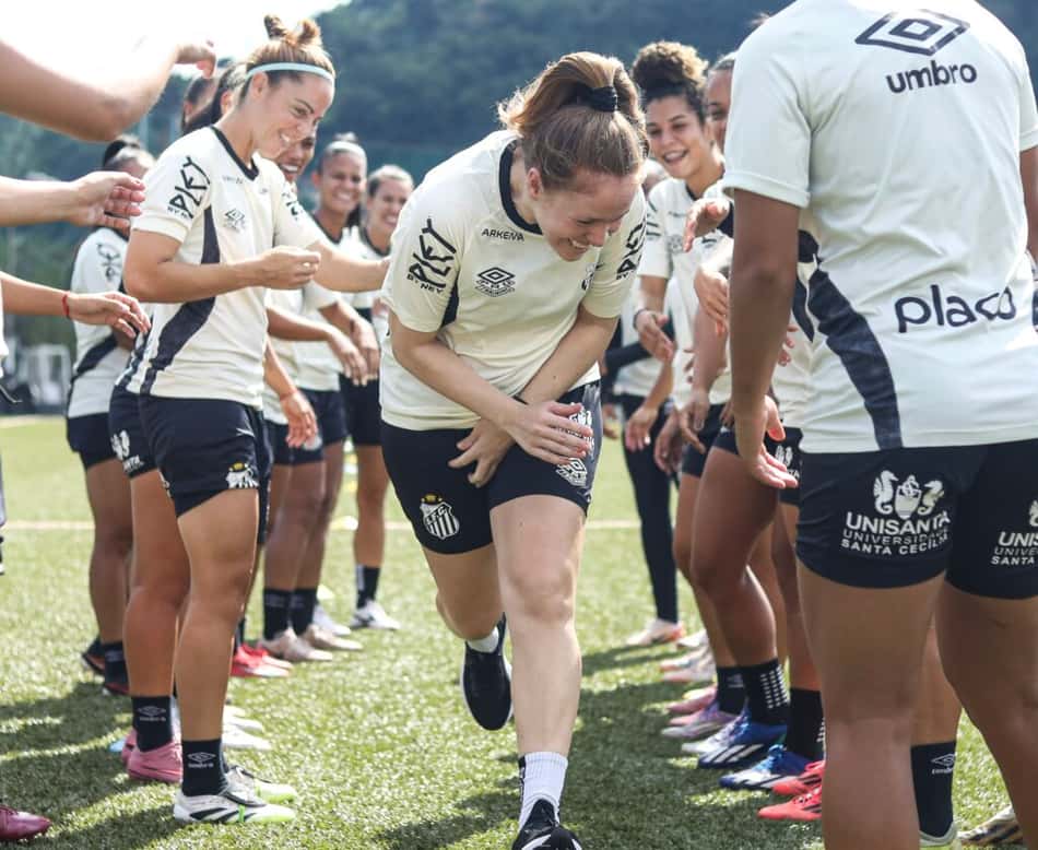 No reencontro com as companheiras de trabalho, Ketlen foi recebida com o tradicional corredor de boas-vindas. (Foto: Santos FC/Divulgação)