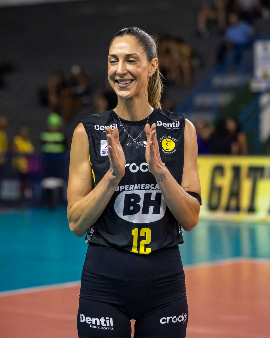 Carol Gattaz é homenageada pelo Praia Clube em seu último jogo (Foto: Bruno/Praia Clube)