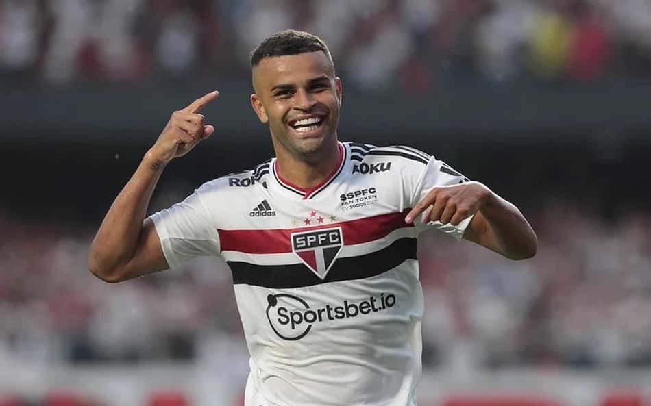 Alisson manda recado ao São Paulo ao chegar para assinar com o Fluminense