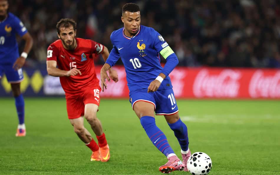 Mbappé em jogo da França contra o Azerbaijão pelas Eliminatórias (Foto: Franck Fife / AFP)