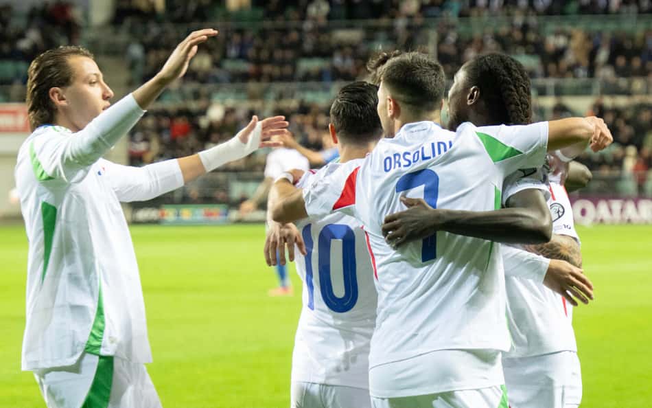 Itália celebra gol diante da Estônia nas Eliminatórias (Foto: Raigo Pajula / AFP)