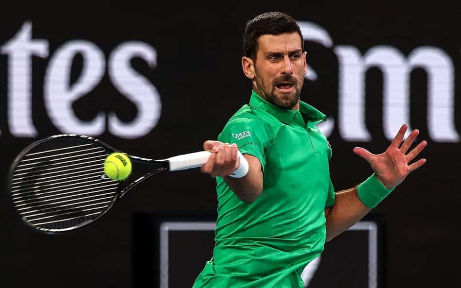 O sérvio Novak Djokovic na final do Australian Open contra o espanhol Carlos Alcaraz (Foto: by IZHAR KHAN / AFP)