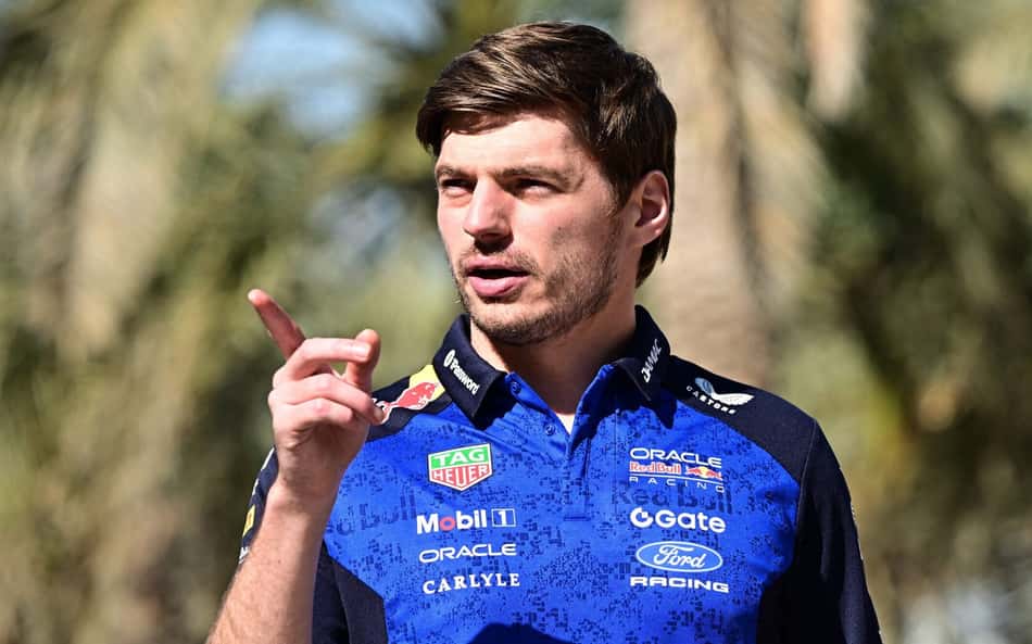 Max Verstappen, caminha pelo paddock no primeiro dia do segundo teste de pré-temporada da Fórmula 1 no Circuito Internacional do Bahrein, em Sakhir, em 18 de fevereiro de 2026 (Foto: Giuseppe Cacace/AFP)