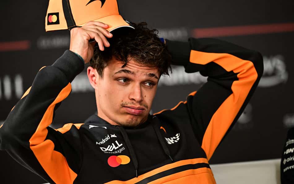 O piloto britânico da McLaren, Lando Norris, participa de coletiva no segundo dia dos testes de pré-temporada da Fórmula 1 no Circuito Internacional do Bahrein, em Sakhir, em 19 de fevereiro de 2026 (Foto: Giuseppe Cacace/AFP)