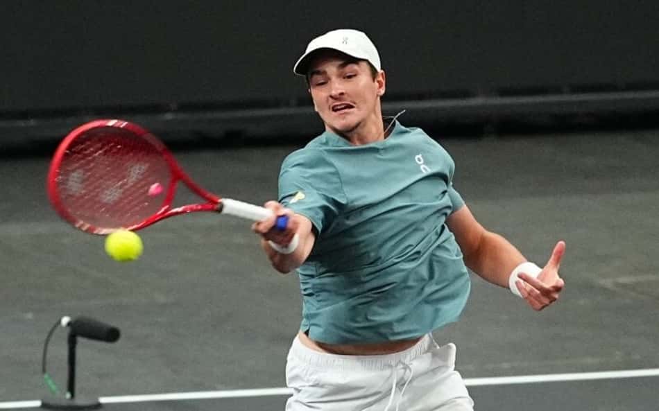 João Fonseca devolve a bola na vitória sobre o francês Gael Monfils no MGM Slam, em Las Vegas (Foto: Chris Unger /AFP)