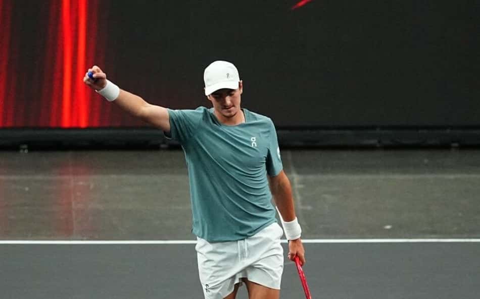 João Fonseca comemora ponto na vitória sobre o americano Reilly Opelka no MGM Slam, em Las Vegas (Foto: Chris Unger /AFP)