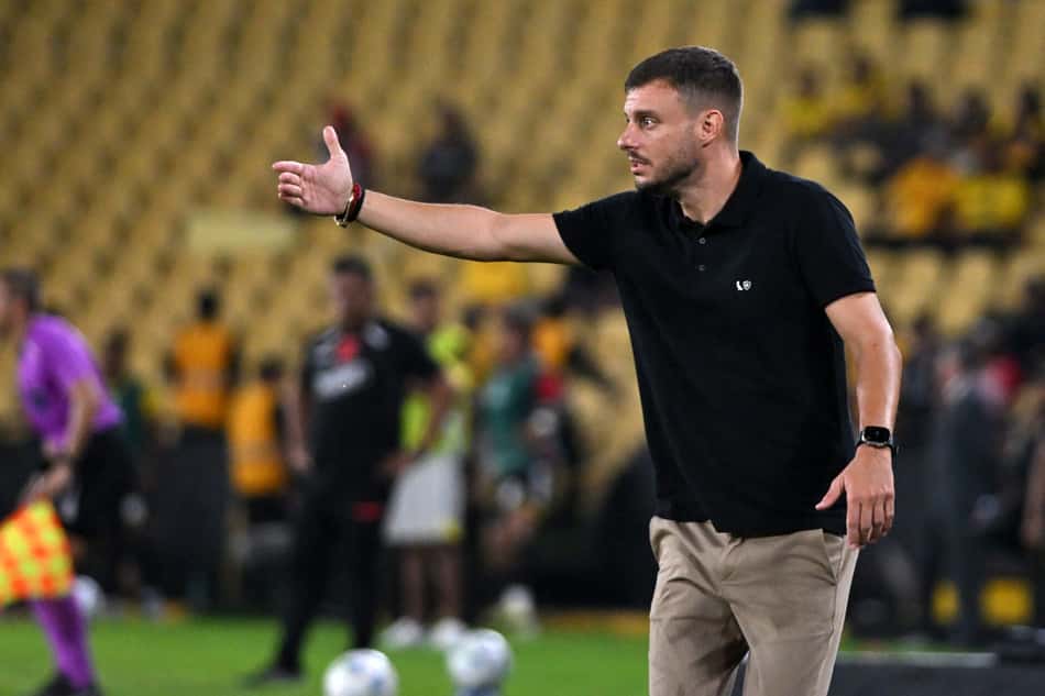 Martín Anselmi comandando o Botafogo em Guayaquil (Foto: Marcos Pin/ AFP)