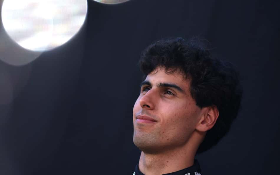 Gabriel Bortoleto posa para retrato antes do GP da Austrália de Fórmula 1 no Albert Park, em Melbourne (Foto: Martin Keep/AFP)