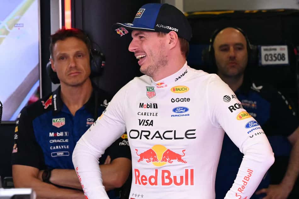 Max Verstappen conversa e ri com membro da Red Bull durante treino do GP da Austrália de F1 em Albert Park. (Foto: William West/AFP)