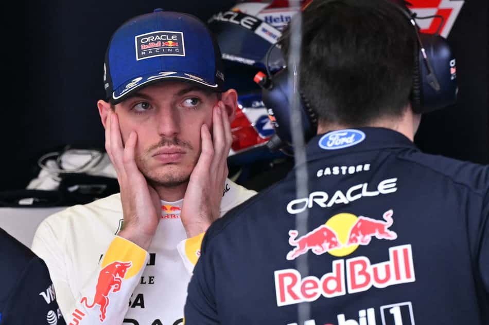 Max Verstappen reage nos boxes durante o terceiro treino livre do GP da Austrália de F1 em Albert Park (Foto: William West/AFP)