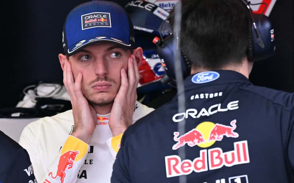 Max Verstappen reage nos boxes durante o terceiro treino livre do GP da Austrália de F1 em Albert Park (Foto: William West/AFP)