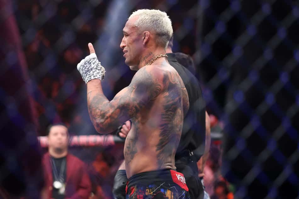 O brasileiro Charles Do Bronx comemora após vencer Max Holloway por decisão unânime na luta pelo cinturão BMF na T-Mobile Arena. (Foto: Sean M. Haffey/Getty Images/AFP)