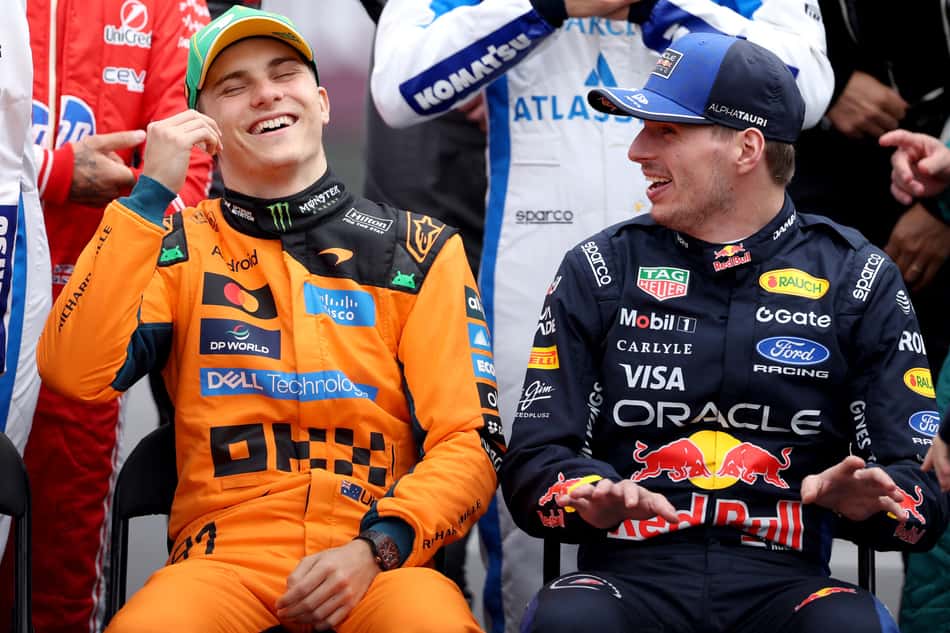 Oscar Piastri e Max Verstappen conversam durante foto oficial antes do GP da Austrália de Fórmula 1 em Albert Park. (Foto: Martin Keep/AFP)