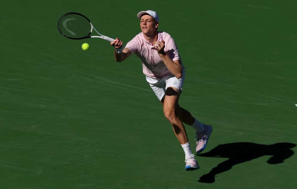 O italiano Jannik Sinner em uma das vitórias no Masters 1000 de Indian Wells (Foto: Clive Brunskill/AFP)