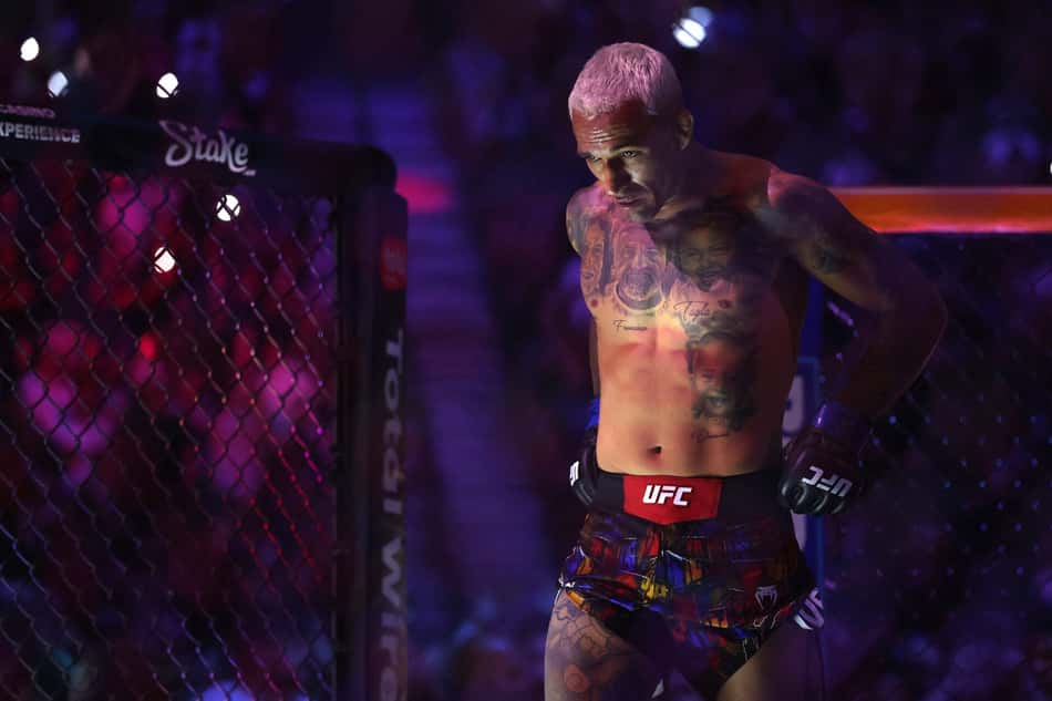 O brasileiro Charles Do Bronx comemora após vencer Max Holloway por decisão unânime na luta pelo cinturão BMF na T-Mobile Arena. (Foto: Sean M. Haffey/Getty Images/AFP)