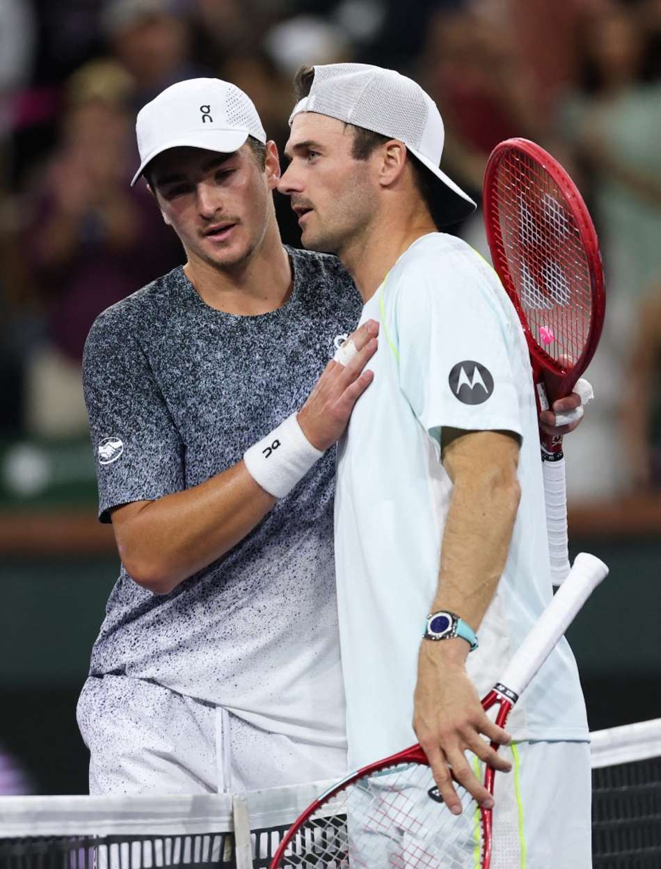 João Fonseca é cumprimentado pelo americano Tommy Paul após a vitória em Indian Wells (Foto: Clive Brunskill/AFP) 
