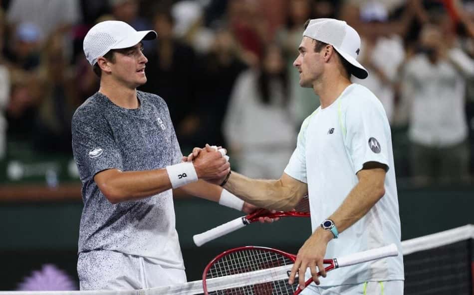 João Fonseca é cumprimentado pelo americano Tommy Paul após a vitória em Indian Wells (Foto: Clive Brunskill/AFP)