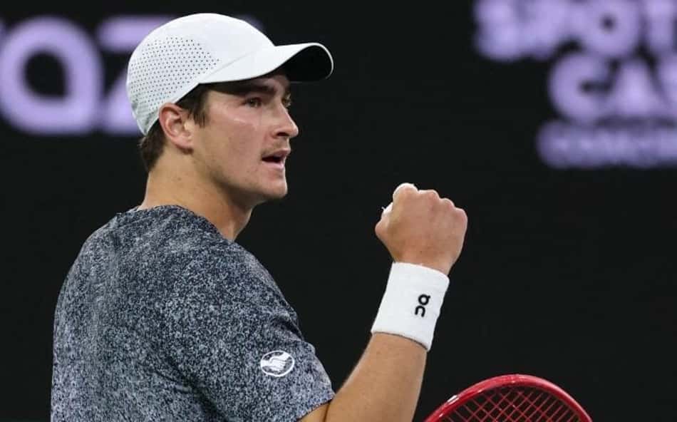 João Fonseca celebra ponto na vitória sobre o americano Tommy Paul em Indian Wells (Foto: Clive Brunskill/AFP)