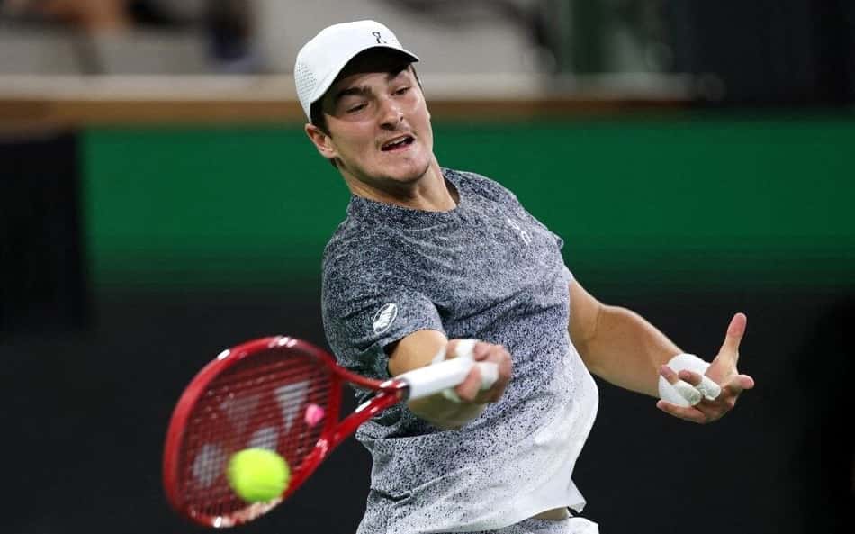 João Fonseca ataca de direita na vitória sobre o americano Tommy Paul em Indian Wells