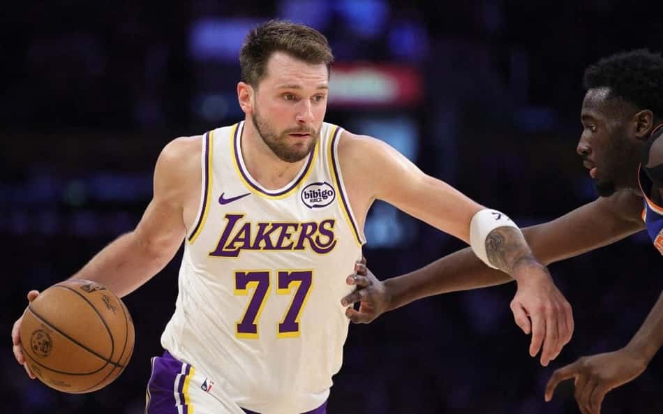 Luka Doncic em partida contra o New York Nicks pela NBA (Foto: RONALD MARTINEZ / GETTY IMAGES NORTH AMERICA / Getty Images via AFP