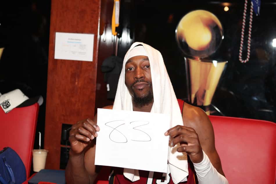 Bam Adebayo, do Miami Heat, posa após marcar 83 pontos e superar o recorde de 81 de Kobe Bryant contra o Washington Wizards, em Miami (Foto: Issac Baldizon/NBAE/Getty Images/AFP).