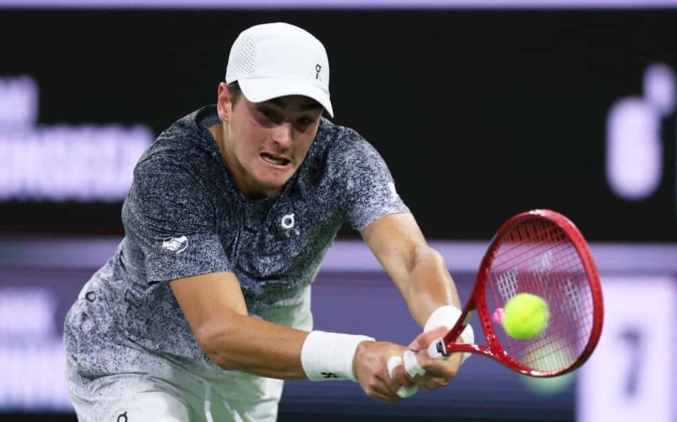 João Fonseca na derrota para Jannik Sinner em Indian Wells (Foto: CLIVE BRUNSKILL/AFP)