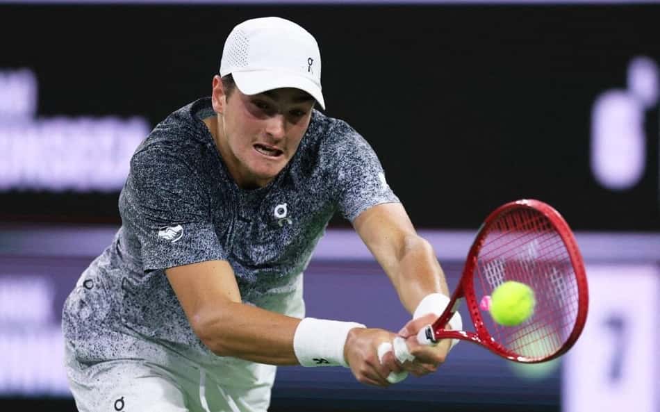 João Fonseca luta, mas perde set points e cai para Sinner em Indian Wells