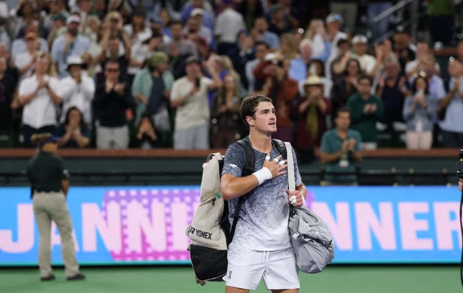 João Fonseca agradece o carinho do público após a derrota para Jannik Sinner em Indian Wells (Foto: CLIVE BRUNSKILL/AFP)