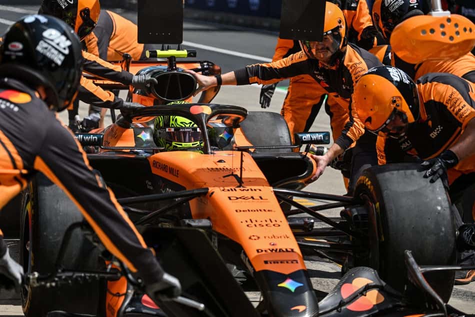 Mecânicos trabalham no carro de Lando Norris durante treino para o GP da China de Fórmula 1, em 13 de março de 2026. (Foto: Hector Retamal/AFP)