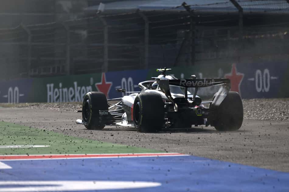 Gabriel Bortoleto, da Audi, sai da pista durante a classificação da sprint do GP da China na F1 2026 (Foto: Jade Gao/AFP)