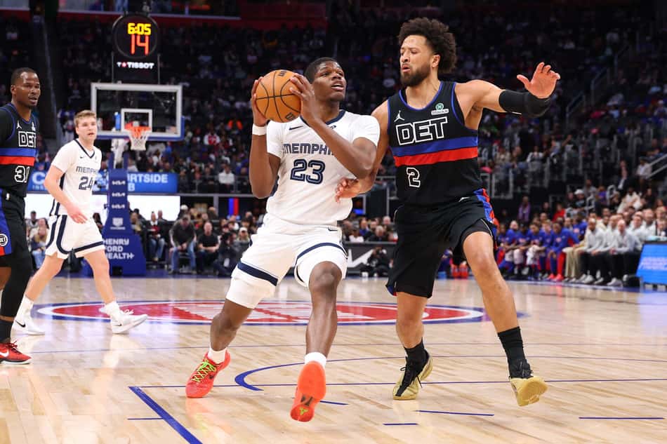 Cedric Coward, do Memphis Grizzlies, tenta passar por Cade Cunningham, do Detroit Pistons, na primeira metade da partida, 13 de março de 2026. (Foto: Gregory Shamus/Getty Images/AFP)